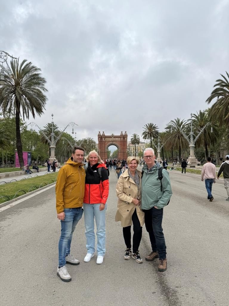 Met de hele familie op de foto aan het begin van de ramblas.