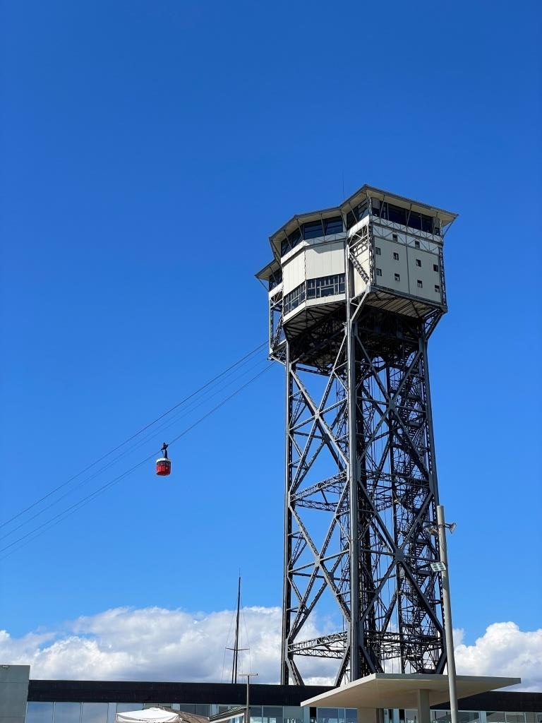 Eindstation van kabelbaan bij de jachthaven van Barcelona