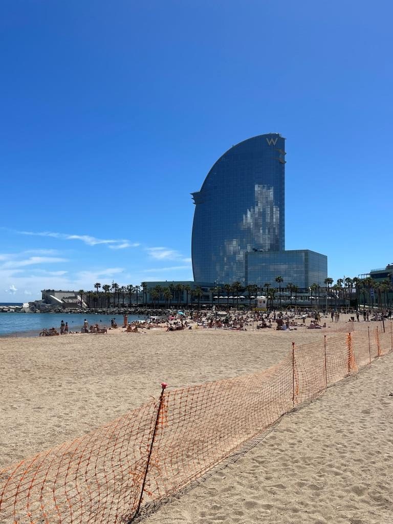 Strand bij W hotel in Barcelona